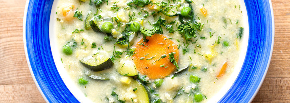 Zeleninová polévka s jáhlami a divokými bylinami